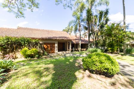 Casa de condomínio à venda com 504m², 4 quartos e 8 vagas Casa de condomínio à venda com 504m², 4 quartos e 8 vagasFachada