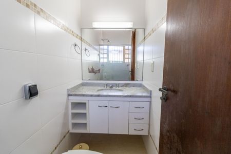 Casa de condomínio à venda com 504m², 4 quartos e 8 vagas Casa de condomínio à venda com 504m², 4 quartos e 8 vagasBanheiro da Suíte 1