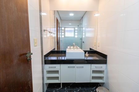 Casa de condomínio à venda com 504m², 4 quartos e 8 vagas Casa de condomínio à venda com 504m², 4 quartos e 8 vagasBanheiro da Suíte 2