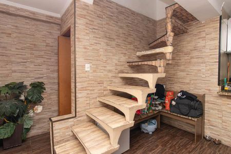 Casa à venda com 190m², 5 quartos e 4 vagasEscada