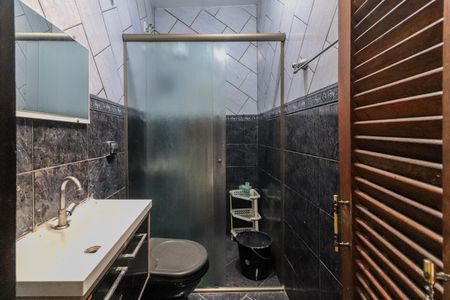 Casa à venda com 90m², 5 quartos e 1 vaga Casa à venda com 90m², 5 quartos e 1 vagaBanheiro 2