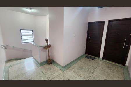 Apartamento para alugar com 65m², 2 quartos e 1 vaga Apartamento para alugar com 65m², 2 quartos e 1 vagaEscada