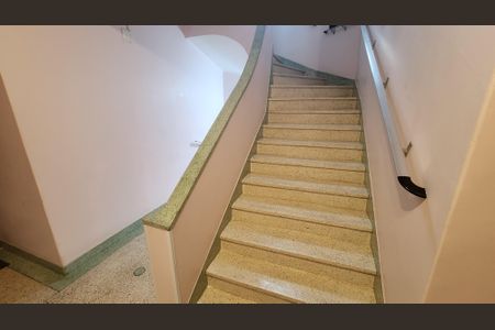 Apartamento para alugar com 65m², 2 quartos e 1 vaga Apartamento para alugar com 65m², 2 quartos e 1 vagaEscada