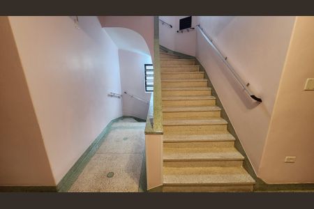 Apartamento para alugar com 65m², 2 quartos e 1 vaga Apartamento para alugar com 65m², 2 quartos e 1 vagaEscada