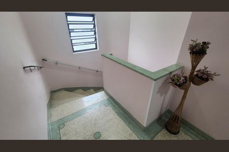 Apartamento para alugar com 65m², 2 quartos e 1 vaga Apartamento para alugar com 65m², 2 quartos e 1 vagaEscada