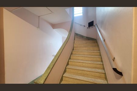 Apartamento para alugar com 65m², 2 quartos e 1 vaga Apartamento para alugar com 65m², 2 quartos e 1 vagaEscada