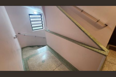 Apartamento para alugar com 65m², 2 quartos e 1 vaga Apartamento para alugar com 65m², 2 quartos e 1 vagaEscada