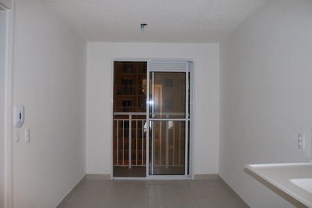 Sala/Cozinha de apartamento para alugar com 1 quarto, 27m² em Parque Industrial Tomas Edson, São Paulo