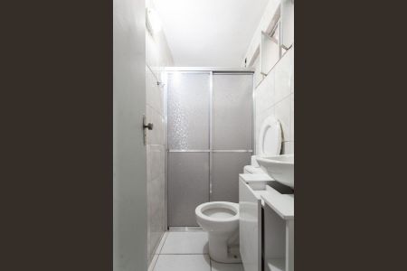 Banheiro de kitnet/studio para alugar com 1 quarto, 37m² em Itapoã, Belo Horizonte