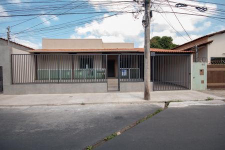 Casa à venda com 360m², 3 quartos e 2 vagasFachada