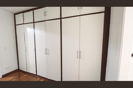 Casa à venda com 500m², 5 quartos e 5 vagas Casa à venda com 500m², 5 quartos e 5 vagasCloset da Suíte 2