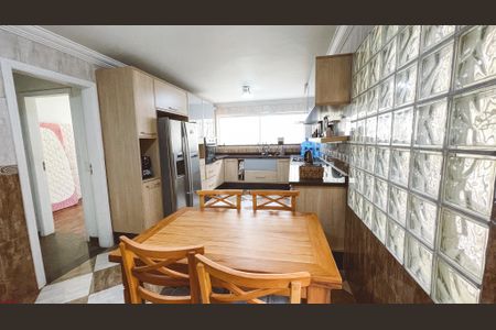 Casa à venda com 500m², 5 quartos e 5 vagas Casa à venda com 500m², 5 quartos e 5 vagasCozinha