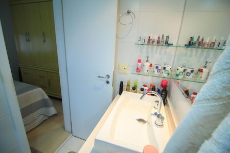 Apartamento à venda com 76m², 3 quartos e 2 vagas Apartamento à venda com 76m², 3 quartos e 2 vagasBanheiro da Suíte