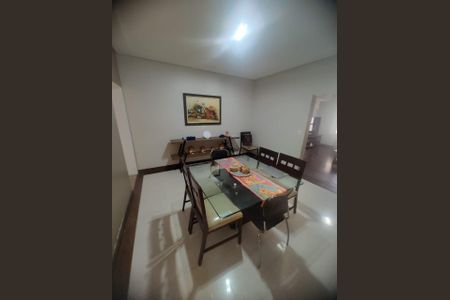 Casa à venda com 3 quartos, 200m² em Vila Scarpelli, Santo André