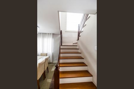 Casa de condomínio à venda com 297m², 3 quartos e 2 vagas Casa de condomínio à venda com 297m², 3 quartos e 2 vagasEscada