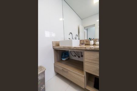 Casa de condomínio à venda com 297m², 3 quartos e 2 vagas Casa de condomínio à venda com 297m², 3 quartos e 2 vagasBanheiro da Suíte