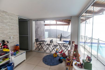 Casa de condomínio à venda com 297m², 3 quartos e 2 vagas Casa de condomínio à venda com 297m², 3 quartos e 2 vagasBrinquedoteca