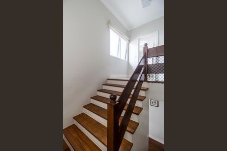 Casa de condomínio à venda com 297m², 3 quartos e 2 vagas Casa de condomínio à venda com 297m², 3 quartos e 2 vagasEscada