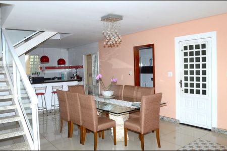 Casa à venda com 280m², 2 quartos e 2 vagasSala