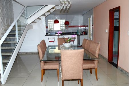 Casa à venda com 280m², 2 quartos e 2 vagasDetalhe Sala