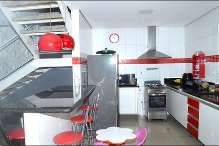 Casa à venda com 280m², 2 quartos e 2 vagasCozinha