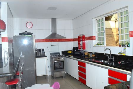 Casa à venda com 280m², 2 quartos e 2 vagasCozinha