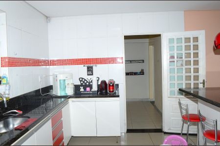 Casa à venda com 280m², 2 quartos e 2 vagasCozinha