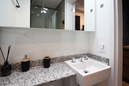 Banheiro de kitnet/studio para alugar com 1 quarto, 26m² em Moema, São Paulo