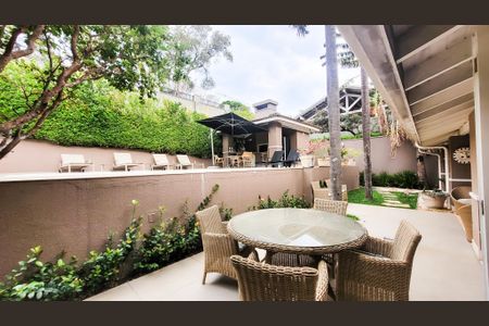 Casa de condomínio à venda com 439m², 4 quartos e 6 vagas Casa de condomínio à venda com 439m², 4 quartos e 6 vagasÁrea externa