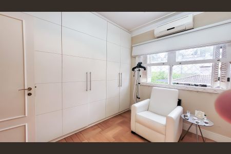 Casa de condomínio à venda com 439m², 4 quartos e 6 vagas Casa de condomínio à venda com 439m², 4 quartos e 6 vagasQuarto 2