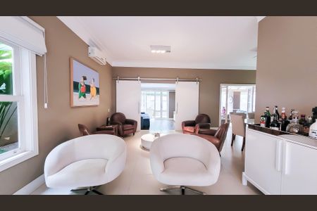 Casa de condomínio à venda com 439m², 4 quartos e 6 vagas Casa de condomínio à venda com 439m², 4 quartos e 6 vagasSala