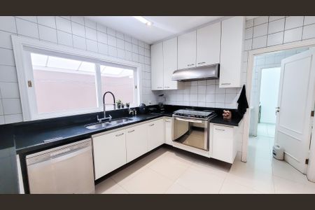 Casa de condomínio à venda com 439m², 4 quartos e 6 vagas Casa de condomínio à venda com 439m², 4 quartos e 6 vagasCozinha