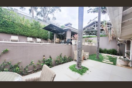 Casa de condomínio à venda com 439m², 4 quartos e 6 vagas Casa de condomínio à venda com 439m², 4 quartos e 6 vagasÁrea externa