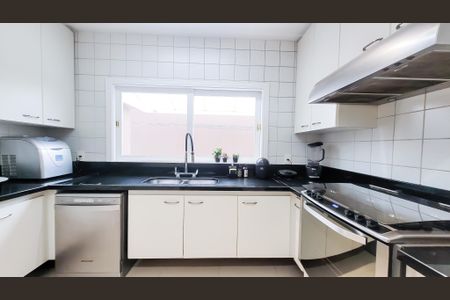 Casa de condomínio à venda com 439m², 4 quartos e 6 vagas Casa de condomínio à venda com 439m², 4 quartos e 6 vagasCozinha