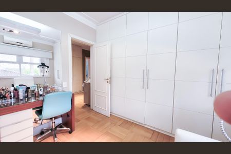 Casa de condomínio à venda com 439m², 4 quartos e 6 vagas Casa de condomínio à venda com 439m², 4 quartos e 6 vagasQuarto 2