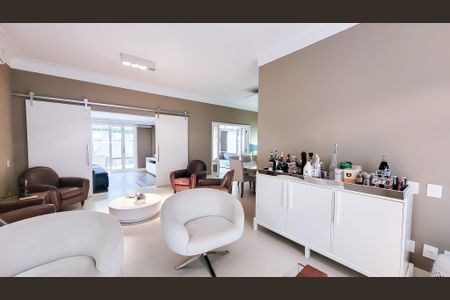 Casa de condomínio à venda com 439m², 4 quartos e 6 vagas Casa de condomínio à venda com 439m², 4 quartos e 6 vagasSala