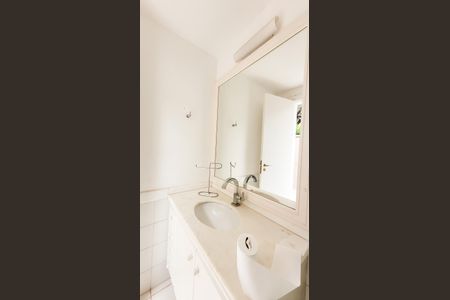 Casa de condomínio à venda com 439m², 4 quartos e 6 vagas Casa de condomínio à venda com 439m², 4 quartos e 6 vagasBanheiro da Área gourmet