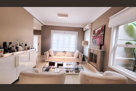 Casa de condomínio à venda com 439m², 4 quartos e 6 vagas Casa de condomínio à venda com 439m², 4 quartos e 6 vagasSala