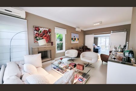 Casa de condomínio à venda com 439m², 4 quartos e 6 vagas Casa de condomínio à venda com 439m², 4 quartos e 6 vagasSala