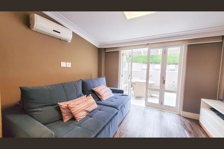 Casa de condomínio à venda com 439m², 4 quartos e 6 vagas Casa de condomínio à venda com 439m², 4 quartos e 6 vagasSala de TV