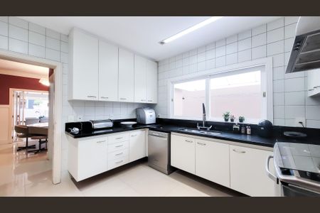 Casa de condomínio à venda com 439m², 4 quartos e 6 vagas Casa de condomínio à venda com 439m², 4 quartos e 6 vagasCozinha