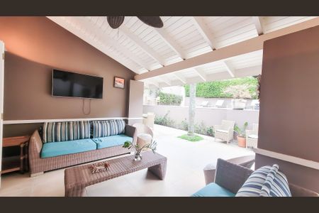 Casa de condomínio à venda com 439m², 4 quartos e 6 vagas Casa de condomínio à venda com 439m², 4 quartos e 6 vagasÁrea externa