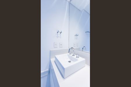 Casa de condomínio à venda com 439m², 4 quartos e 6 vagas Casa de condomínio à venda com 439m², 4 quartos e 6 vagasBanheiro Suíte 2