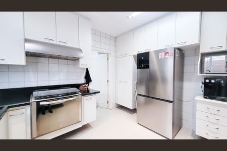 Casa de condomínio à venda com 439m², 4 quartos e 6 vagas Casa de condomínio à venda com 439m², 4 quartos e 6 vagasCozinha