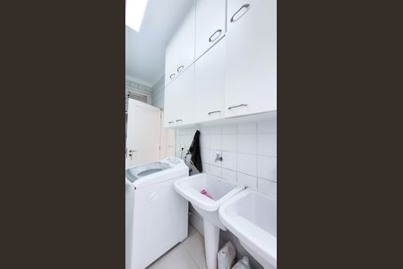 Casa de condomínio à venda com 439m², 4 quartos e 6 vagas Casa de condomínio à venda com 439m², 4 quartos e 6 vagasÁrea de Serviço