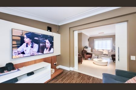 Casa de condomínio à venda com 439m², 4 quartos e 6 vagas Casa de condomínio à venda com 439m², 4 quartos e 6 vagasSala de TV