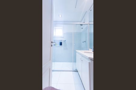 Casa de condomínio à venda com 439m², 4 quartos e 6 vagas Casa de condomínio à venda com 439m², 4 quartos e 6 vagasBanheiro Social