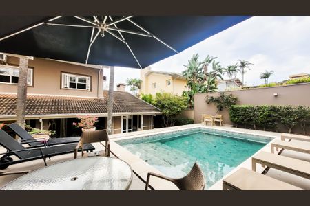 Casa de condomínio à venda com 439m², 4 quartos e 6 vagas Casa de condomínio à venda com 439m², 4 quartos e 6 vagasPiscina