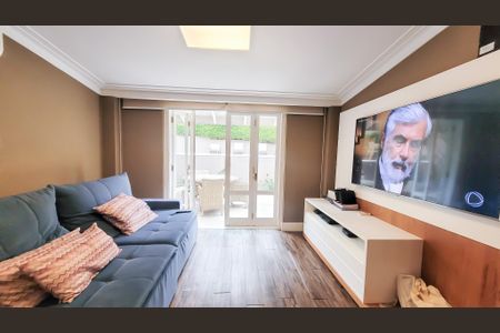 Casa de condomínio à venda com 439m², 4 quartos e 6 vagas Casa de condomínio à venda com 439m², 4 quartos e 6 vagasSala de TV