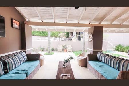 Casa de condomínio à venda com 439m², 4 quartos e 6 vagas Casa de condomínio à venda com 439m², 4 quartos e 6 vagasÁrea externa